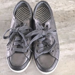 ☑️Metallic Grey Leather Freedom sneakers
